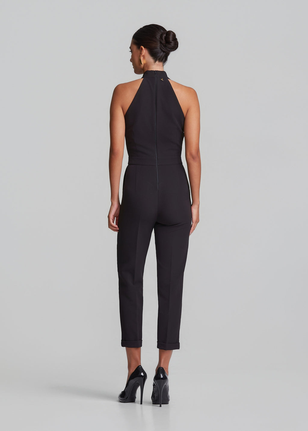 Ολόσωμη φόρμα με βαθύ ντεκολτέ